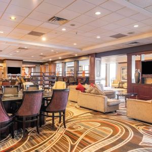Lounge area and workspace at Wyndham Omaha.