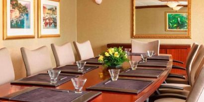Professional meeting room at Wyndham Omaha.
