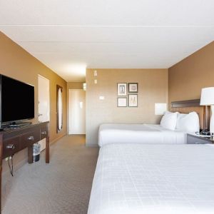 Day use twin room with workspace at Wyndham Omaha.