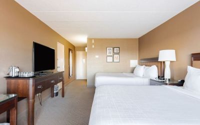 Day use twin room with workspace at Wyndham Omaha.