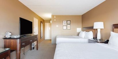 Day use twin room with workspace at Wyndham Omaha.