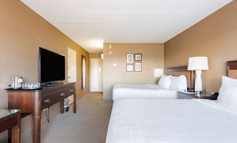 Day use twin room with workspace at Wyndham Omaha.