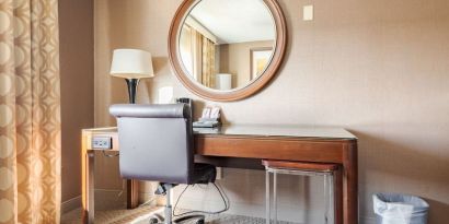 Day use room´s workspace at Wyndham Omaha.