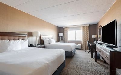 Day use twin room with work desk and private bathroom at Wyndham Omaha.