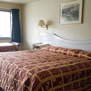 Day use room with dining table at Milwaukie Inn Portland South.