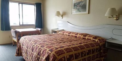Day use room with dining table at Milwaukie Inn Portland South.