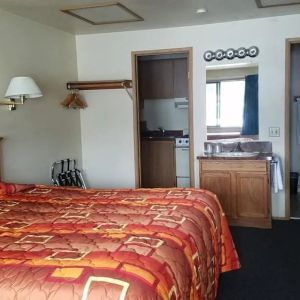 Day use room with kitchen and private bathroom at Milwaukie Inn Portland South.