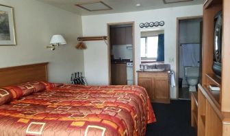 Day use room with kitchen and private bathroom at Milwaukie Inn Portland South.