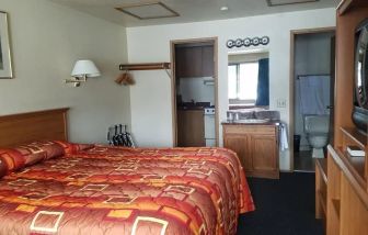 Day use room with kitchen and private bathroom at Milwaukie Inn Portland South.