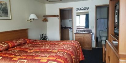 Day use room with kitchen and private bathroom at Milwaukie Inn Portland South.