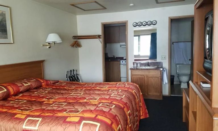 Day use room with kitchen and private bathroom at Milwaukie Inn Portland South.
