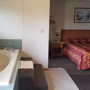 Day use room with bathtub at Milwaukie Inn Portland South.