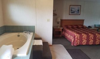 Day use room with bathtub at Milwaukie Inn Portland South.