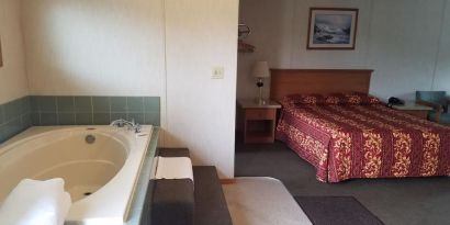 Day use room with bathtub at Milwaukie Inn Portland South.