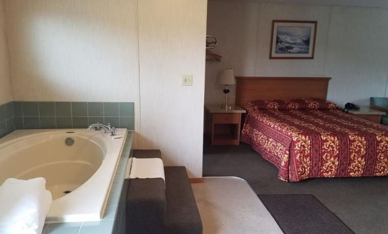 Day use room with bathtub at Milwaukie Inn Portland South.