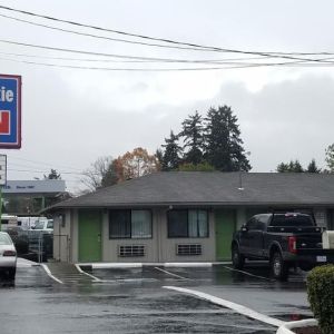 Parking area at Milwaukie Inn Portland South.