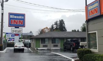 Parking area at Milwaukie Inn Portland South.