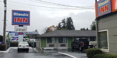 Parking area at Milwaukie Inn Portland South.