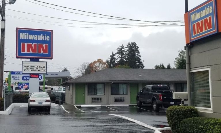 Parking area at Milwaukie Inn Portland South.