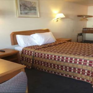Day use room with dining table at Milwaukie Inn Portland South.
