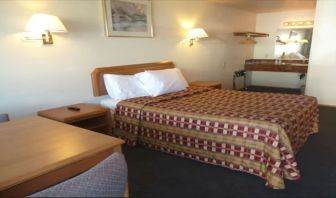 Day use room with dining table at Milwaukie Inn Portland South.

