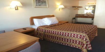 Day use room with dining table at Milwaukie Inn Portland South.
