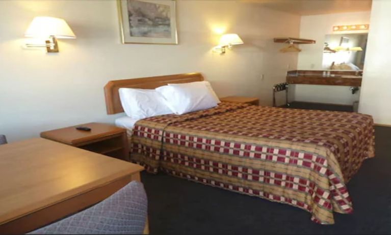 Day use room with dining table at Milwaukie Inn Portland South.
