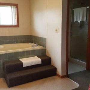 Day use room with bathtub at Milwaukie Inn Portland South.