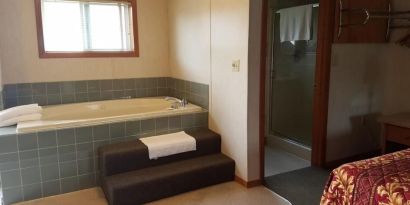 Day use room with bathtub at Milwaukie Inn Portland South.