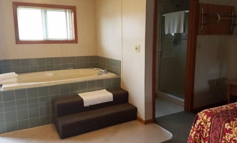 Day use room with bathtub at Milwaukie Inn Portland South.