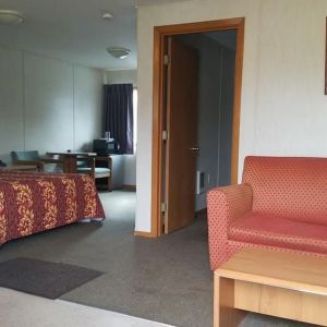 Day use room with sofa and bathtub at Milwaukie Inn Portland South.