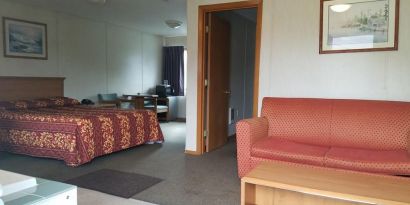 Day use room with sofa and bathtub at Milwaukie Inn Portland South.