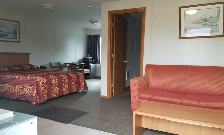 Day use room with sofa and bathtub at Milwaukie Inn Portland South.