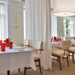 Dining area with natural light perfect for coworking at Pullman Miami Airport.