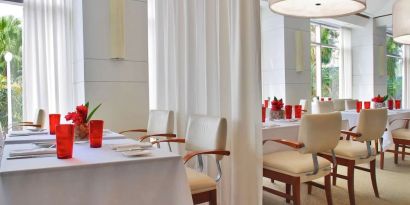 Dining area with natural light perfect for coworking at Pullman Miami Airport.