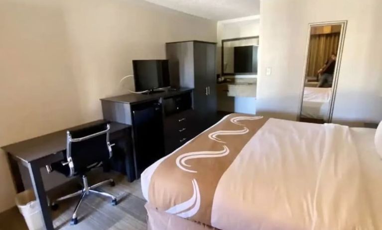 King room with work space at Hibiscus Inn & Suites.
