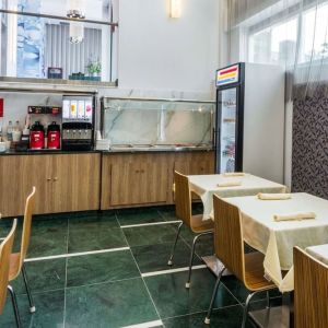 On-site restaurant with comfortable seating at Wyndham Garden Brooklyn Sunset Park.