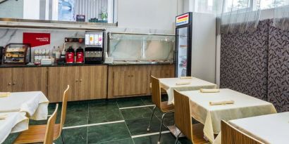 On-site restaurant with comfortable seating at Wyndham Garden Brooklyn Sunset Park.
