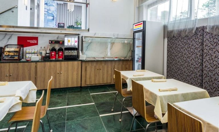 On-site restaurant with comfortable seating at Wyndham Garden Brooklyn Sunset Park.