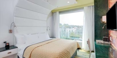 King bed at Wyndham Garden Brooklyn Sunset Park.