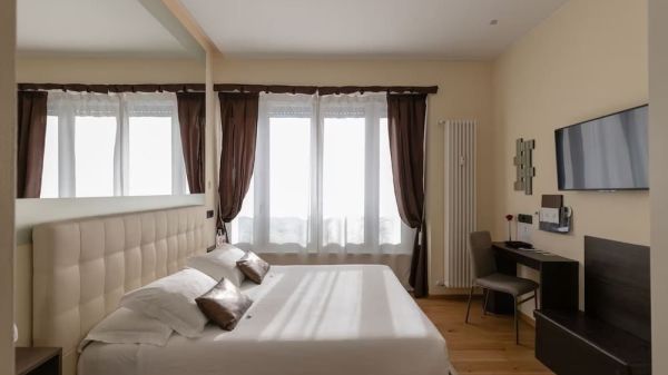Hotel Aiello Rooms San Babila image