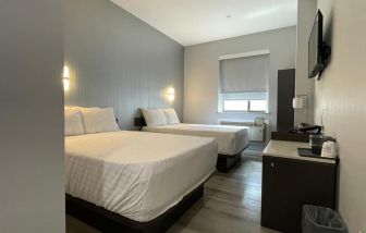 Day use twin room with workspace at King Hotel Brooklyn.