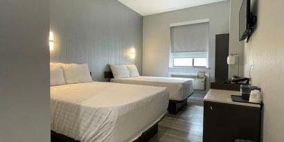 Day use twin room with workspace at King Hotel Brooklyn.