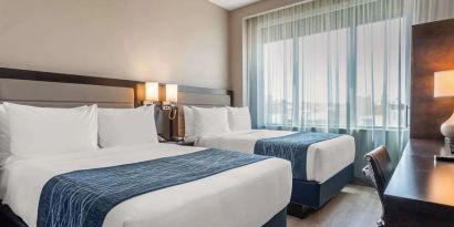 Day use twin room with large windows, work desk and private bathroom at Comfort Inn Prospect Park-Brooklyn.