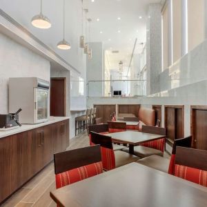 Dining area at Comfort Inn Prospect Park-Brooklyn.