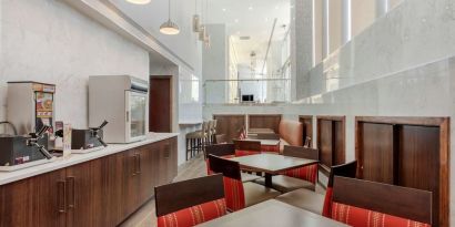 Dining area at Comfort Inn Prospect Park-Brooklyn.