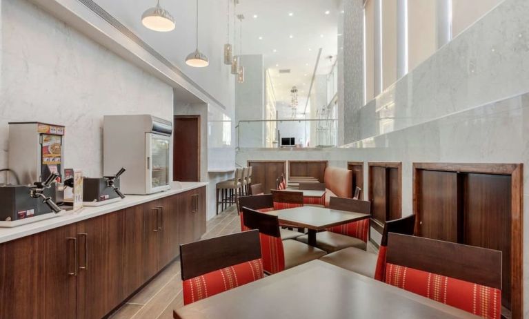 Dining area at Comfort Inn Prospect Park-Brooklyn.