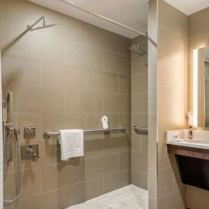 Private guest bathroom with combined shower and tub at Comfort Inn Prospect Park-Brooklyn.
