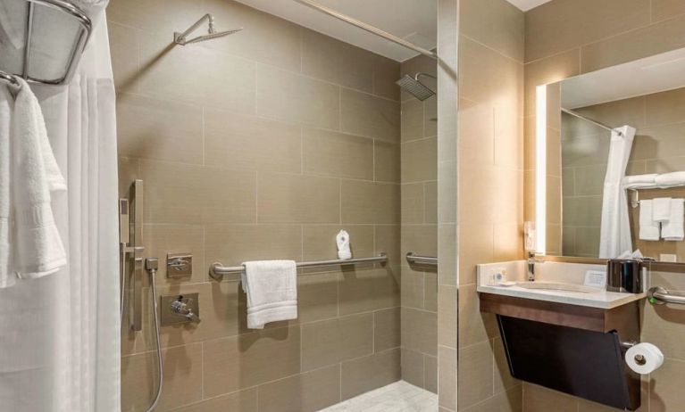 Private guest bathroom with combined shower and tub at Comfort Inn Prospect Park-Brooklyn.