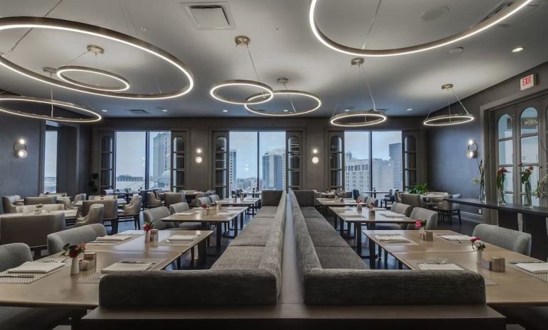 Dining area perfect for coworking at The Westin New Orleans.